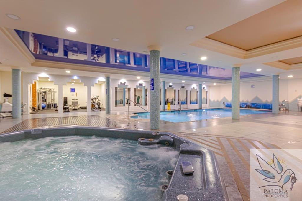 2 Bdr With Heated Pool & Jacuzzi Apartment